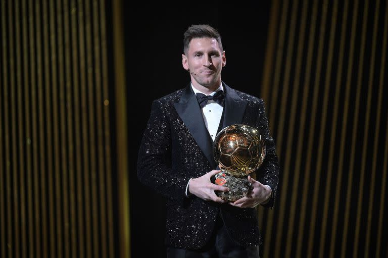 Leo Messi posa con su séptimo Balón de Oro, en 2021