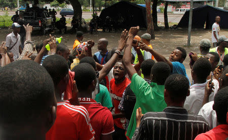 Supporters of the Congolese main opposition party Union for Democracy and Social Progress (UDPS), chant slogans outside the party headquarters in the Limete municipality of Kinshasa, Democratic Republic of Congo, March 28, 2017. REUTERS/Kenny Katombe