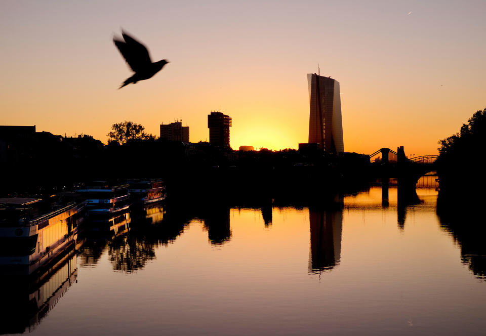 <p>Frankfurt/Main: Eine Taube fliegt bei Sonnenaufgang über den Main. Hinter ihr ist das Gebäude der Europäische Zentralbank zu sehen, in dem sich heute der EZB-Rat für eine Beratung zusammenfindet. Gegen 14.30 Uhr beginnt die Pressekonferenz mit EZB-Präsident Mario Draghi. (Bild: AP Photo/Michael Probst) </p>