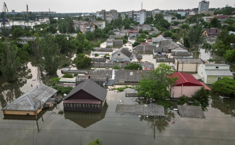 烏克蘭南部新卡科夫卡水壩6日被炸，下游多個地區7日淹水。路透社