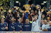 Soccer Football - Coupe de la Ligue Final - Paris St Germain vs AS Monaco - Matmut Atlantique Stadium, Bordeaux, France - March 31, 2018 Paris Saint-Germain's Thiago Silva lifts the trophy as his team celebrates after victory REUTERS/Regis Duvignau