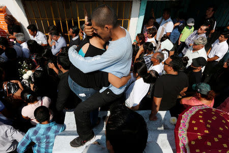 Family members react during the burial of German Torres, 38, a victim of the earthquake that struck the southern coast of Mexico late on Thursday, in Juchitan, Mexico, September 9, 2017. REUTERS/Carlos Jasso