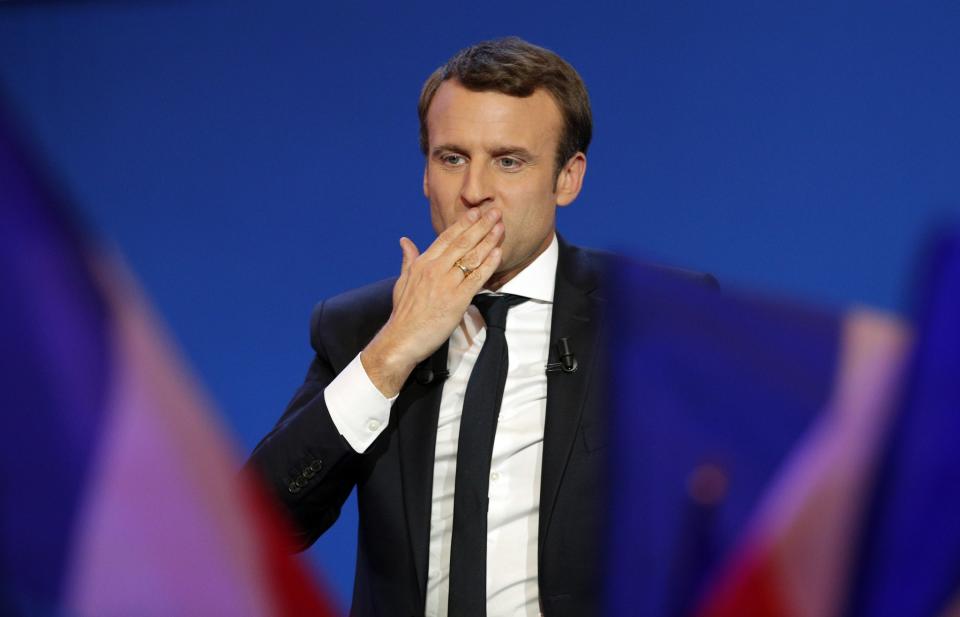 Emmanuel Macron celebra su victoria en la primera vuelta de las alecciones presidenciales en Francia