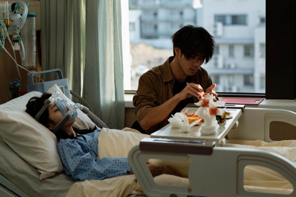 陳昊森（右）在《地獄里長》中守在李沐的病榻前做果雕，等待她醒來。風起娛樂提供