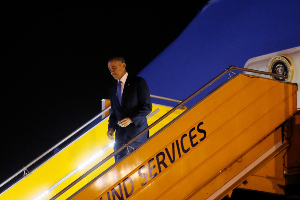 <p>U.S. President Barack Obama arrives at Noibai International Airport in Hanoi, Vietnam May 22, 2016. (REUTERS/Carlos Barria) </p>