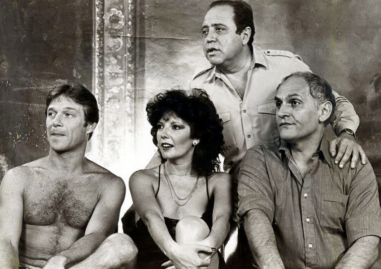 El elenco de Doña Flor y sus dos maridos: Adrián Ghío, Ana María Cores y Villanueva Cosse, junto a José María Paolantonio, en la temporada de 1983/84