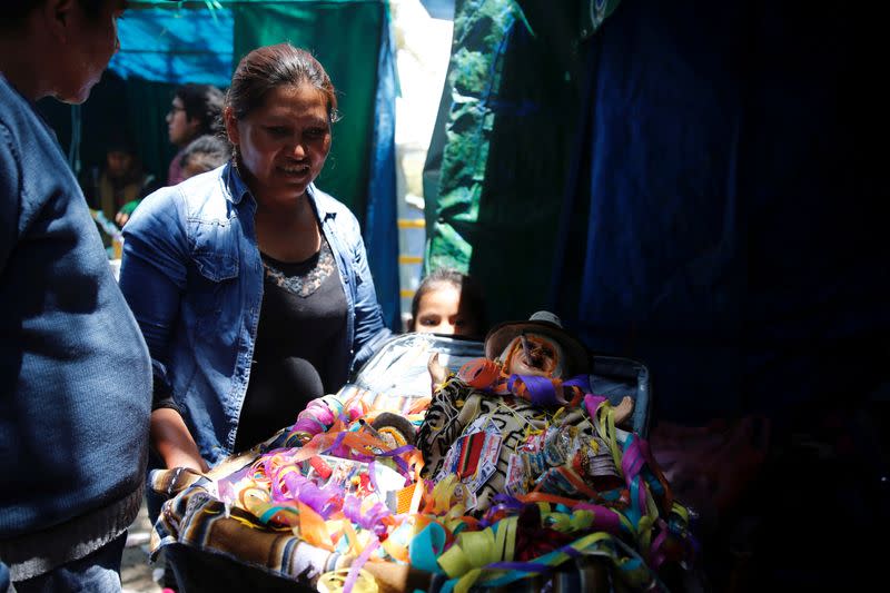 Foto del viernes de un grupo de personas llevando su Ekeko en la fiesta de "Alasitas" en La Paz