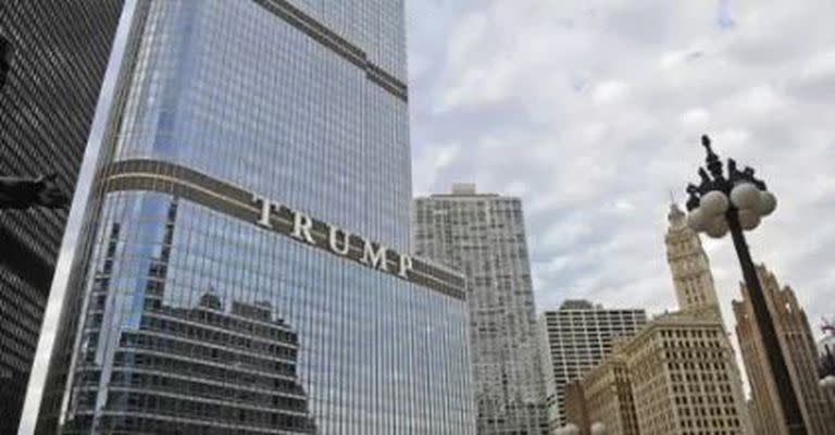 El edificio se asienta sobre el río Chicago