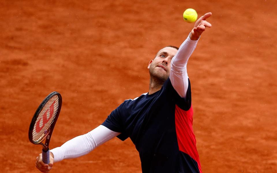 Dan Evans sirviendo en arcilla - Emma Raducanu 'empapelado sobre grietas'  en tenis británico - REUTERS/GUGLIELMO MANGIAPANE