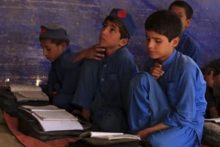 Boys attend a class at a school in Kababiyan refugee camp in Peshawar, Pakistan, October 6, 2015. REUTERS/Faisal Mahmood