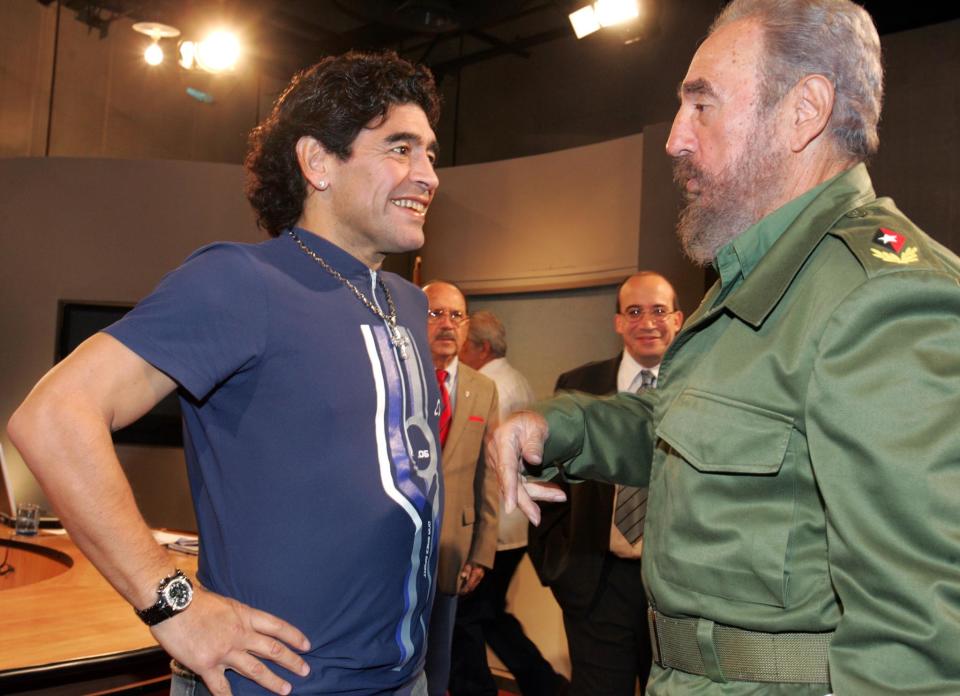 Maradona siempre fue un admirador de los líderes de izquierda, aquí en una visita a La Habana junto con Fidel Castro (AP Photo/Ismael Francisco/AIN)