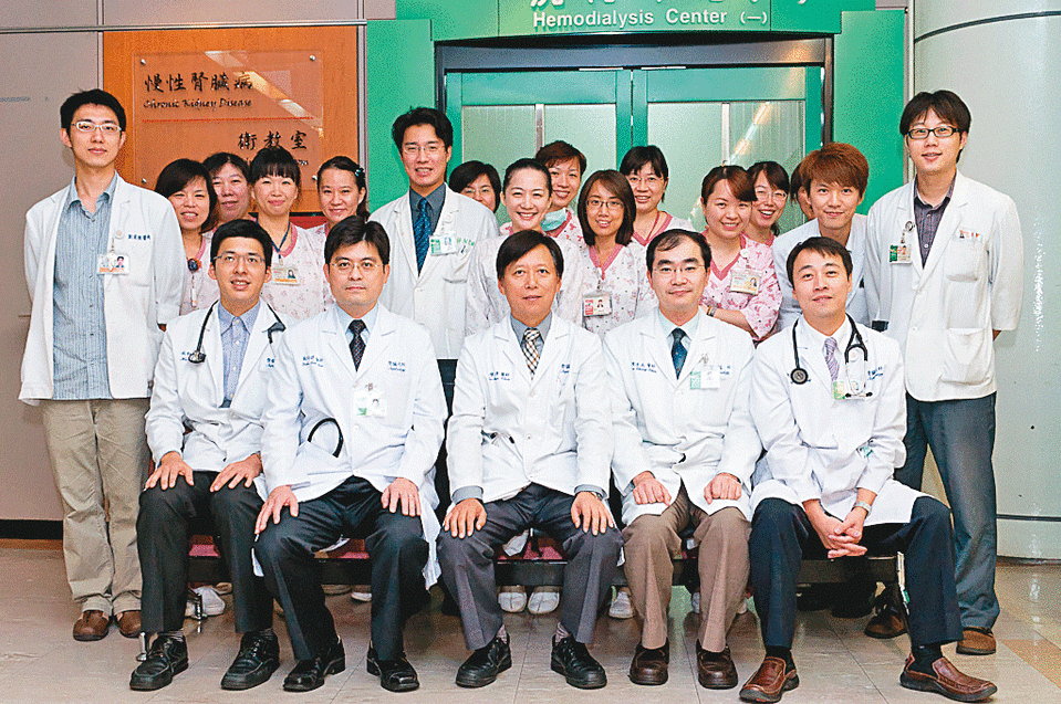 陳冠榮（後排右）醫學院畢業後，曾在萬芳醫院當到總醫師，下一步計畫要考腎臟科專科，卻碰上氣爆事件，讓他決定辭職回鄉。（陳冠榮提供）