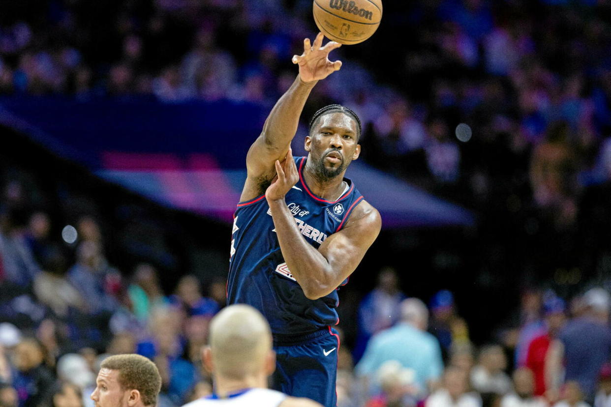 Star des 76ers de Philadelphie, Joel Embiid avait demandé à Emmanuel Macron une naturalisation française pour jouer avec les Bleus. Même s'il a obtenu gain de cause, il représentera finalement les États-Unis.  - Credit:Bill Streicher - USA TODAY via Reuters