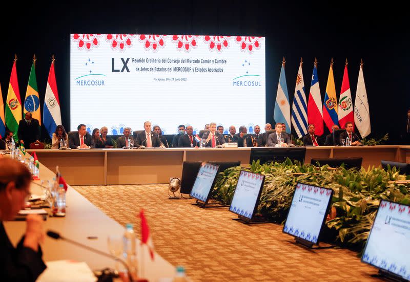 FOTO DE ARCHIVO. Presidentes y delegados de los países miembros del bloque sudamericano Mercosur asisten a una cumbre, en Luque, Paraguay