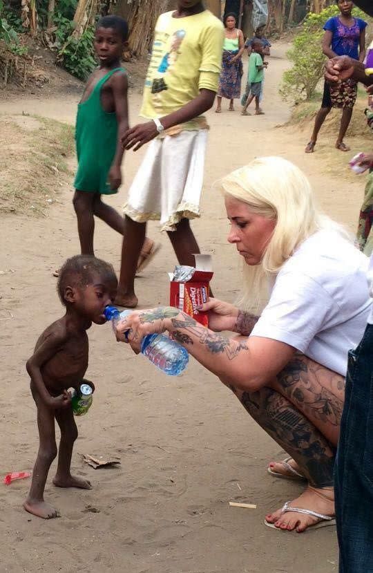 Alimentó y adoptó a un niño nigeriano