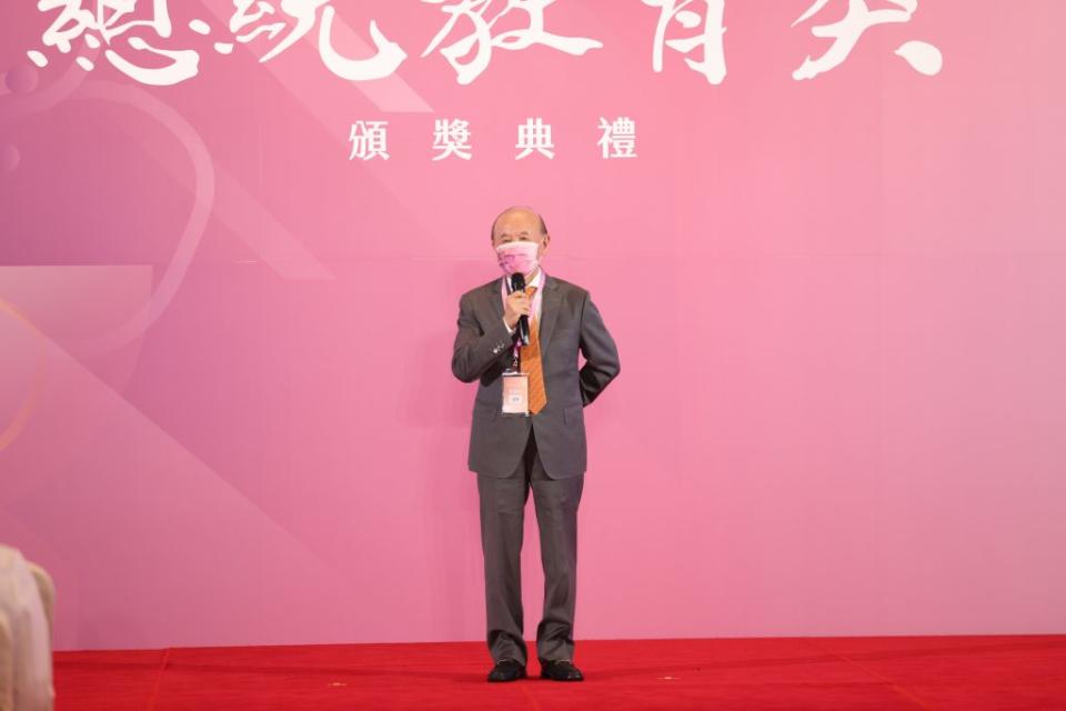中華日報顧問黃肇松擔任今年總統教育獎評委，在頒獎典禮致詞時期勉獲獎同學。 （教育部提供）