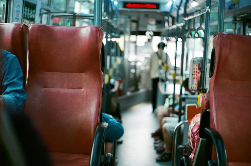 有網友好奇「搭公車少投錢會被發現嗎？」網一面倒全點頭。（示意圖／Getty Images）