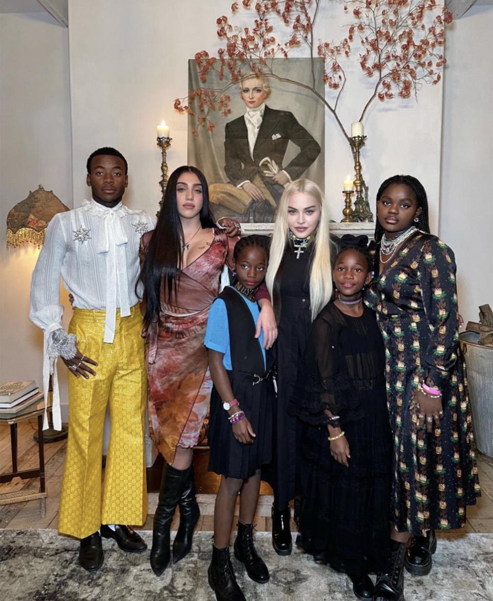 Madonna celebrated Thanksgiving 2021 with five of her children this year: Lourdes Leon, David Banda, Mercy James and twins Estere Ciccone and Stella Ciccone. (Madonna / Instagram)