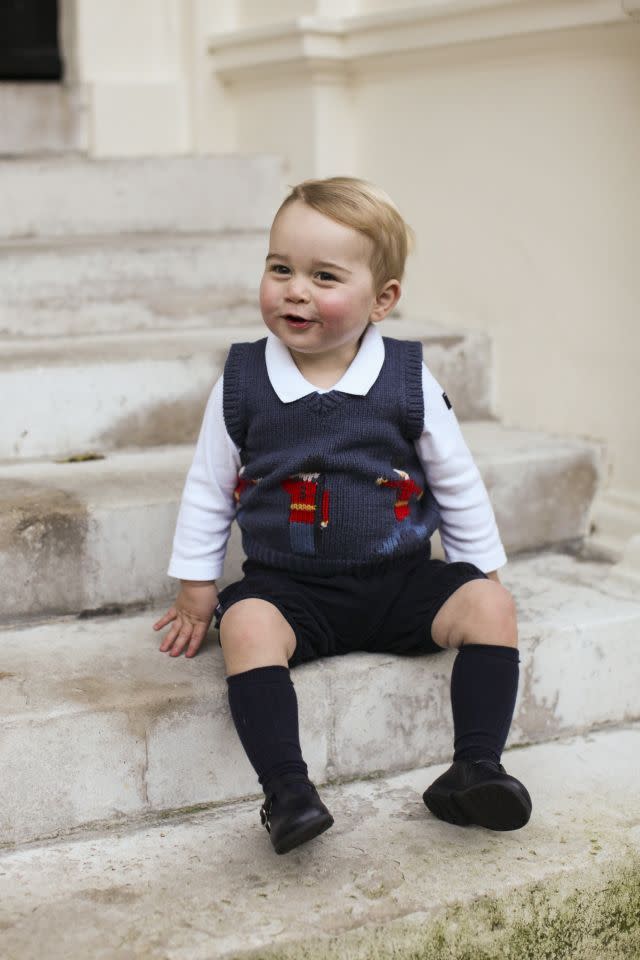 George est tout souriant sur son deuxième portrait de Noël, probablement car sa mère fait des grimaces derrière l'appareil photo. Kate et William ont publié les images afin de « remercier » les médias de ne pas avoir publié de photos du prince prises par les paparazzi, d'après le correspondant de BBC royal Peter Hunt. 