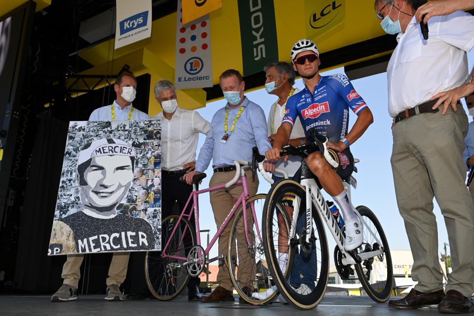 Mathieu van der Poel presented with gifts in memory of his grandfather Raymond Poulidor