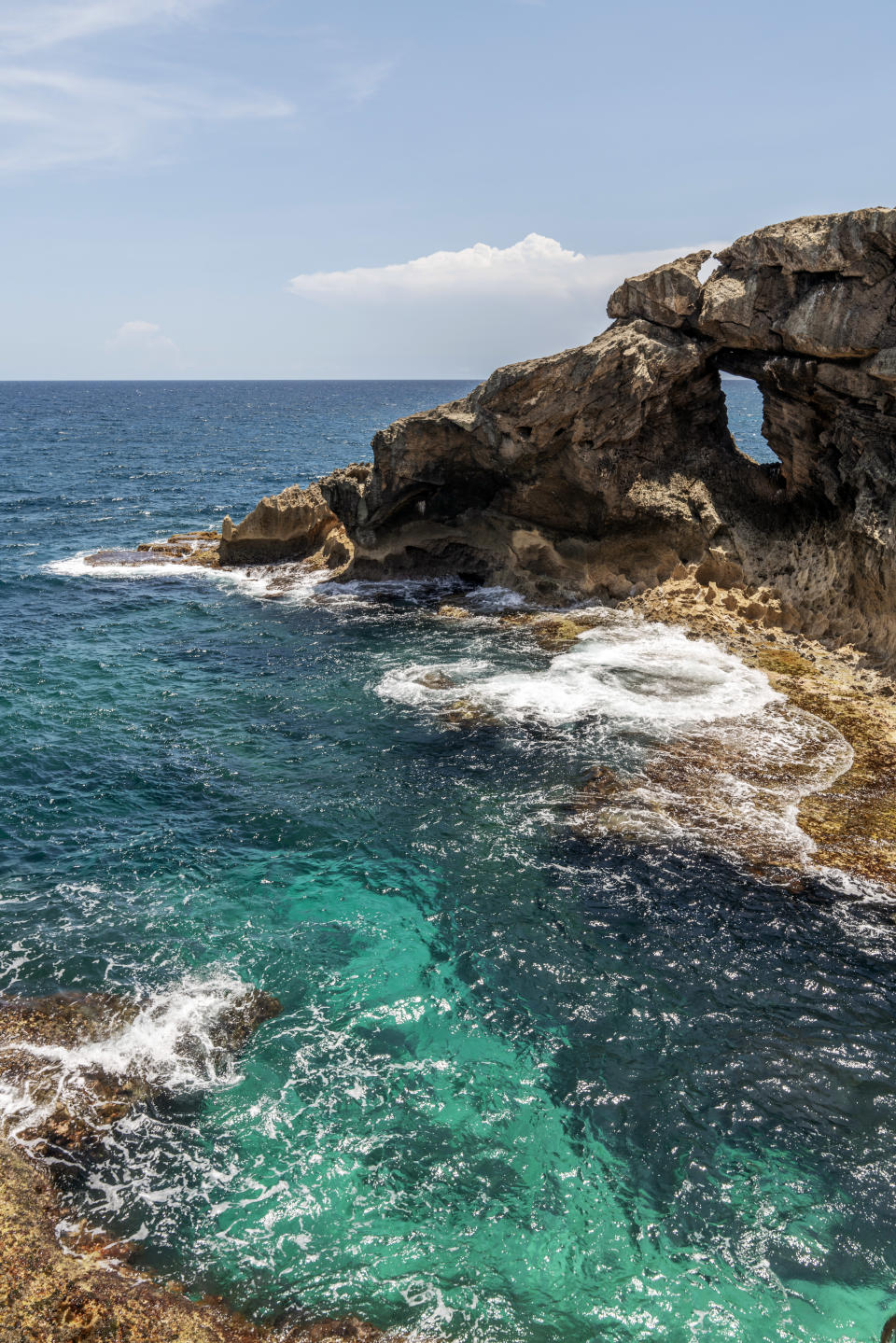 La Poza del Obispo es un área semicircular protegida por una formación rocosa, lo cual crea una ensenada tranquila y cristalina, perfecta para flotar. (Sebastián Castrodad/The New York Times).