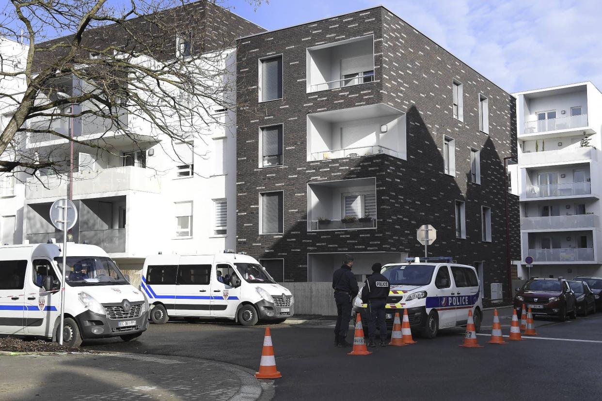 Policiers à Schiltigheim (Alsace), lors de la reconstitution du meurtre de Sophie Le Tan, le 16 février 2021 - FREDERICK FLORIN / AFP