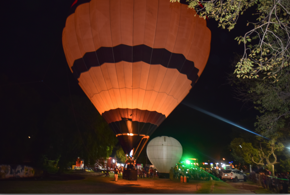 La ciudad se llena de globos en los días en que se celebra la fiesta alienígena en la que miles participan con la esperanza de ser testigo de algún avistamiento paranormal. (<span>Foto: Kaloian Santos Cabrera)</span>