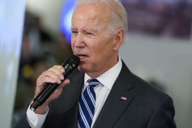 ARCHIVO - El presidente estadounidense Joe Biden habla sobre el huracán Ian en Washington el 29 de septiembre del 2022. Estados Unidos sancionó el 30 de septiembre a más de 1.000 personas y firmas vinculadas con la invasión de Rusia a Ucrania, incluyendo el gobernador del Banco Central del país y familiares de miembros de su Consejo de Seguridad, luego que el presidente Vladimir Putin firmó tratados para anexarse regiones ocupadas de Ucrania, en desafío a las leyes internacionales.  (AP Foto/Evan Vucci)