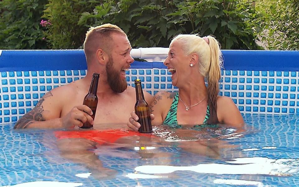 Denise und Sascha kamen sich im Pool näher. (Bild: RTL / Teleschau)