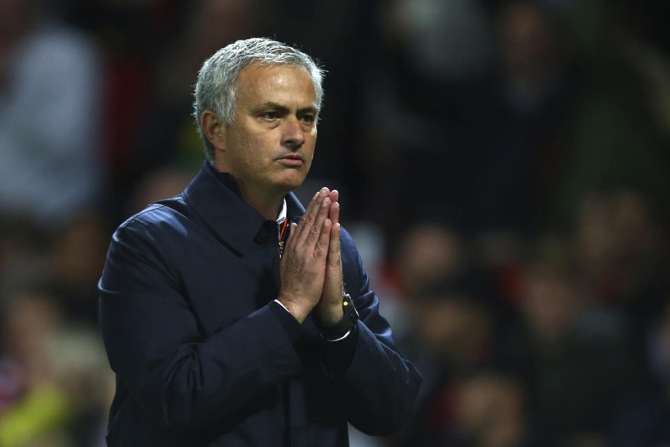 El técnico de Manchester United, José Mourinho, gesticula durante un partido contra Manchester City por la Copa de Liga inglesa el miércoles, 26 de octubre de 2016, en Manchester, Inglaterra. (AP Photo/Dave Thompson)