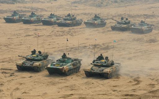 Tanques del Ejército indio participan en una exhibición militar en Rajastán, una región al noroeste del país, el 25 de octubre de 2013 (AFP/Archivos | Sam Panthaky)