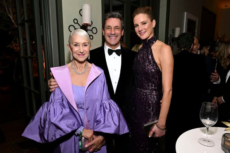 Helen Mirren, Jon Hamm y Anna Osceola celebran en la fiesta posterior a los Globo de Oro 2024 organizada por Netflix
