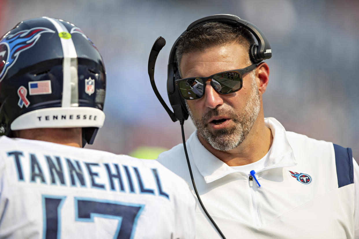 Tennessee Titans coach Mike Vrabel talks with Ryan Tannehill during a game against the Arizona Cardinals on Sept. 12, 2021. (Wesley Hitt/Getty Images)