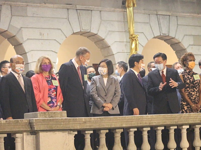 國慶酒會10日在台北賓館舉行，圖左至右為行政院長蘇貞昌、AIT處長酈英傑伉儷、蔡英文總統、副總統賴清德、外交部長吳釗燮、使節團團長暨聖克里斯多福及尼維斯駐台大使哈菁絲 (央廣記者王照坤 攝)