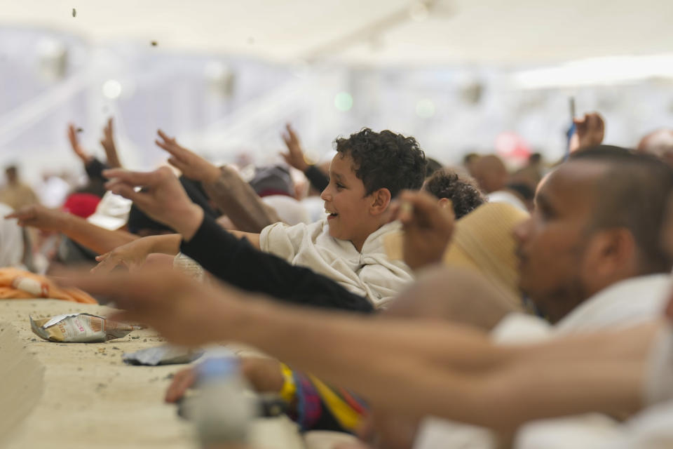 Peregrinos musulmanes arrojan piedras a unos pilares durante una ceremonia que simboliza la lapidación del diablo, el último rito del haj anual en Mina, Arabia Saudí, el domingo 16 de junio de 2024. Una multitud de peregrinos participó el domingo en el ritual en los últimos días del peregrinaje islámico del haj y el inicio de las celebraciones del Eid al-Adha para los musulmanes de todo el mundo(AP Photo/Rafiq Maqbool)