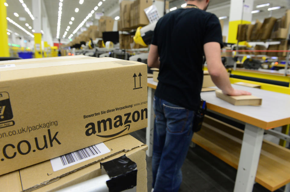 Immer mehr Kunden bestellen bei Amazon. Doch wer soll die ganzen Pakete ausliefern? Der Online-Riese hat da schon eine Idee. (Bild: AFP)