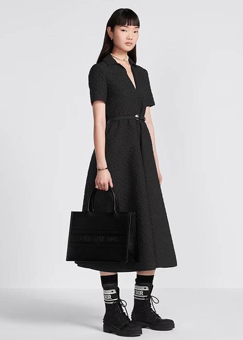 黑色泡泡紗中長腰帶連身裙。圖片來源：Dior