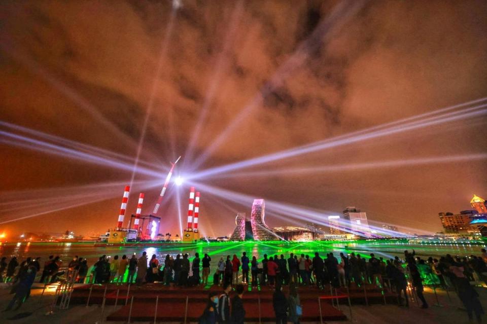 高雄「2021跨百光年」平安夜開幕，市長陳其邁宣布無人機展演再度登場。（翻攝自駁二藝術特區臉書）