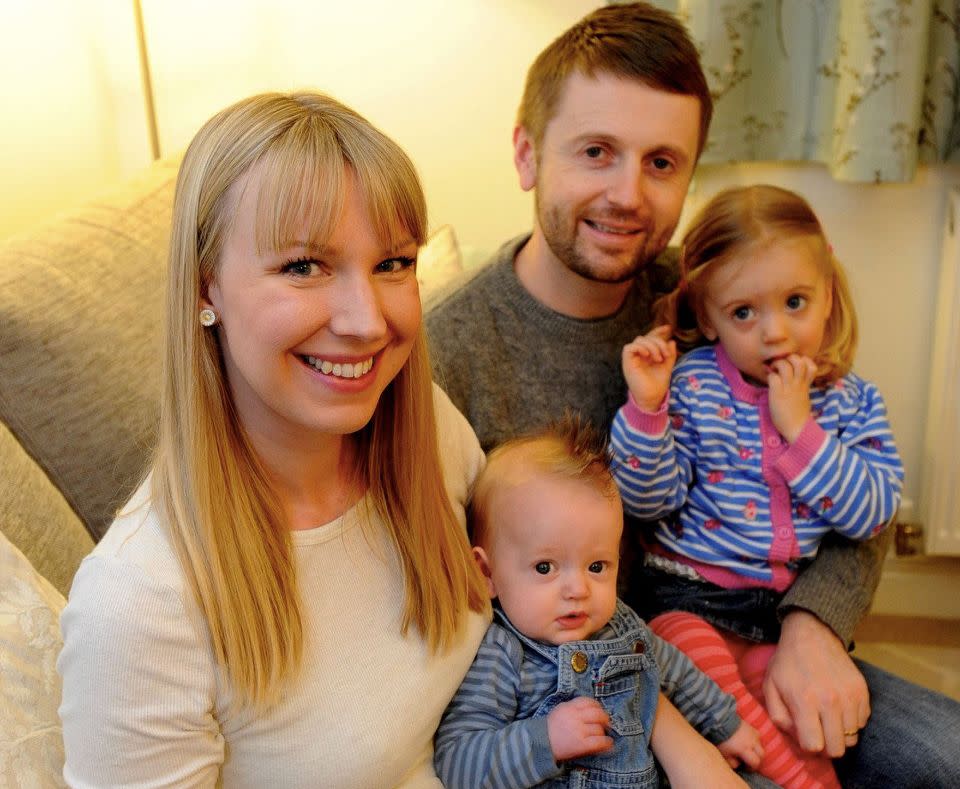 Parents Jennifer and Jonathon hold their two little angels in their arms. Photo: Yahoo UK