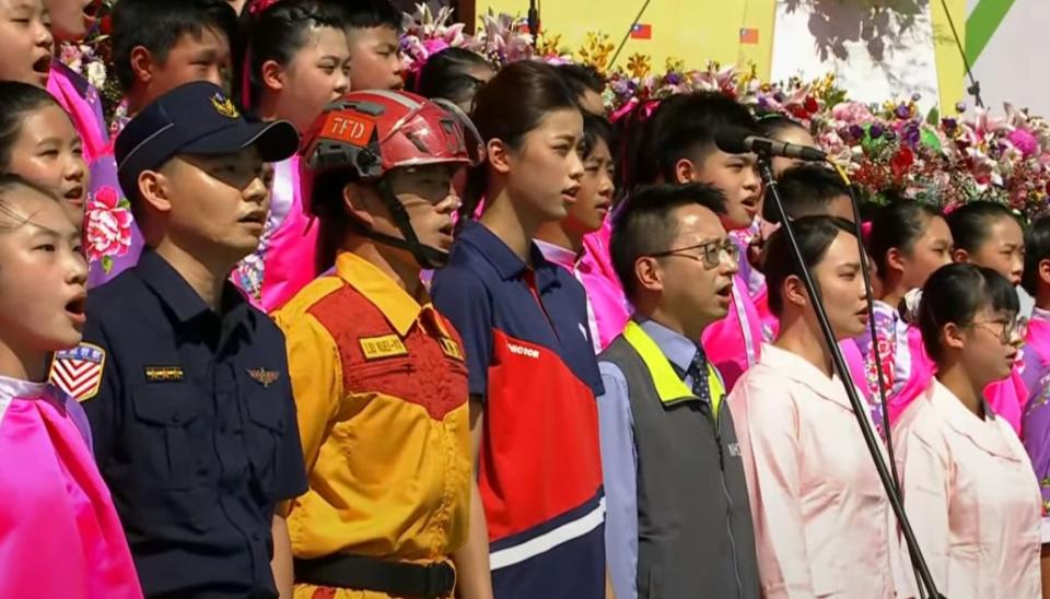 國歌由「國民女婿」與「國民女友」領軍開唱。（圖／東森新聞）