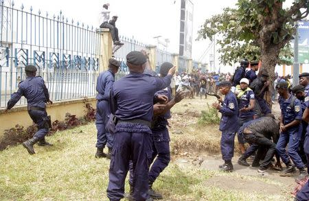 Congolese policemen clash with supporters of opposition leader Etienne Tshisekedi gathering to receive him upon his arrival at the airport in the Democratic Republic of Congo's capital Kinshasa, July 27, 2016, after nearly two-year stay overseas for medical treatment. REUTERS/Kenny Katombe