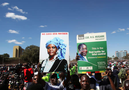 Youths from the ruling ZANU-PF party hold portraits of President Robert Mugabe and his wife Grace during the "One Million Man March", a show of support of Mugabe's rule in Harare, Zimbabwe, May 25,2016. REUTERS/Philimon Bulawayo.