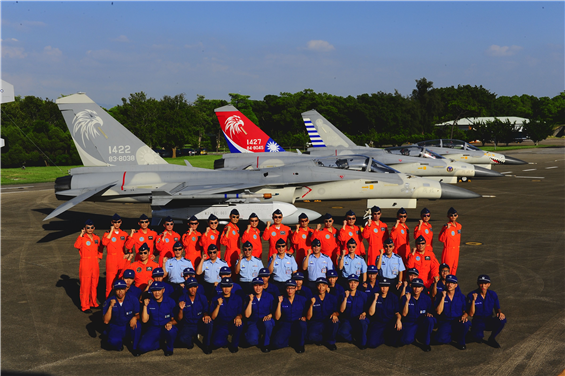 空軍第427戰術戰鬥機聯隊參加今年漢光31號演習「國防戰力展示」，在空中分列式定翼機梯隊中擔任要角。（空軍第427聯隊提供）