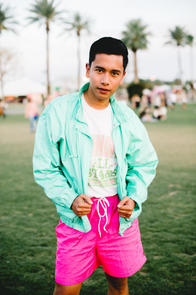 <p>Bei diesem sportlichen Festival-Outfit lassen die 80er-Jahre grüßen: pinke Short, weißes Shirt mit Letter-Print und Blouson in pastelligem Türkis. (Bild: Matt Winkelmeyer/ Getty Images for Coachella) </p>