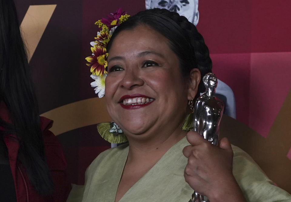 Mónica del Carmen con el premio a mejor actriz por "Una película de policias" en la 64a entrega del Premio Ariel del Cine Mexicano en la Ciudad de México el 11 de octubre de 2022. (Foto AP/Marco Ugarte)