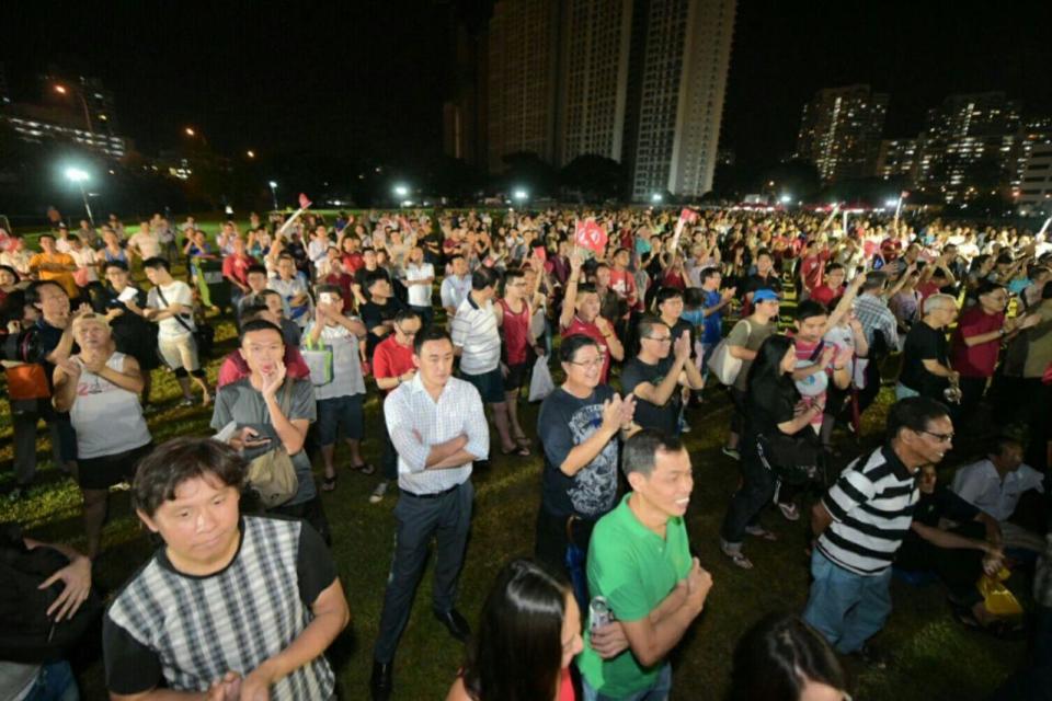 Some in the crowd applaud Chee as he speaks. (Photo: Joseph Nair for Yahoo Singapore)