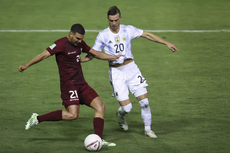 Giovani Lo Celso en acción, durante el partido contra Venezuela