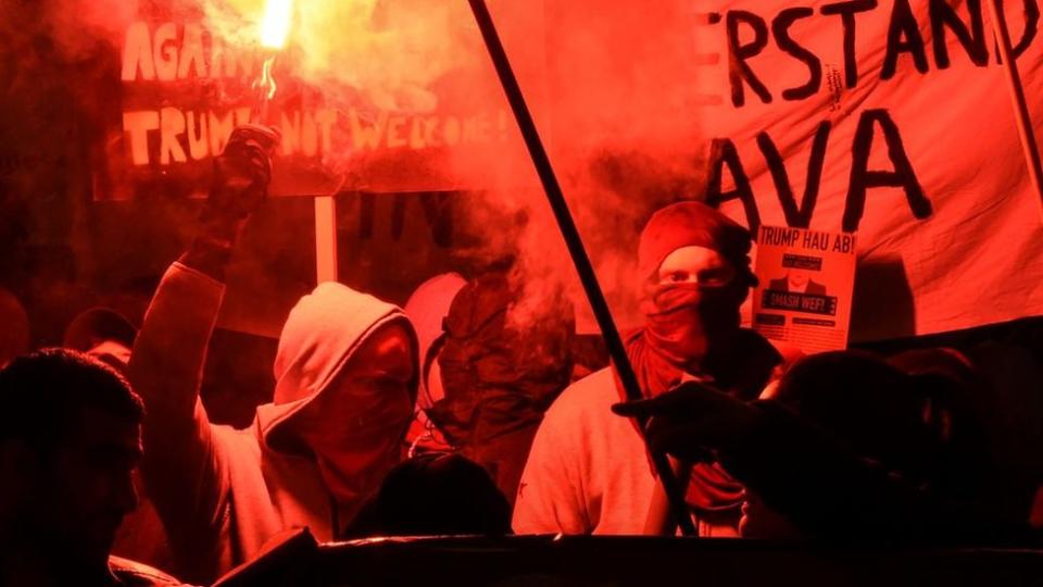 Manifestantes en el Foro de Davos