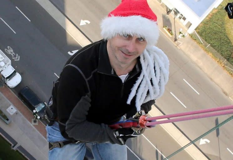 Brian Cashman is set to rappel down a 22-story building on the eve of the Winter Meetings. (Newsday)