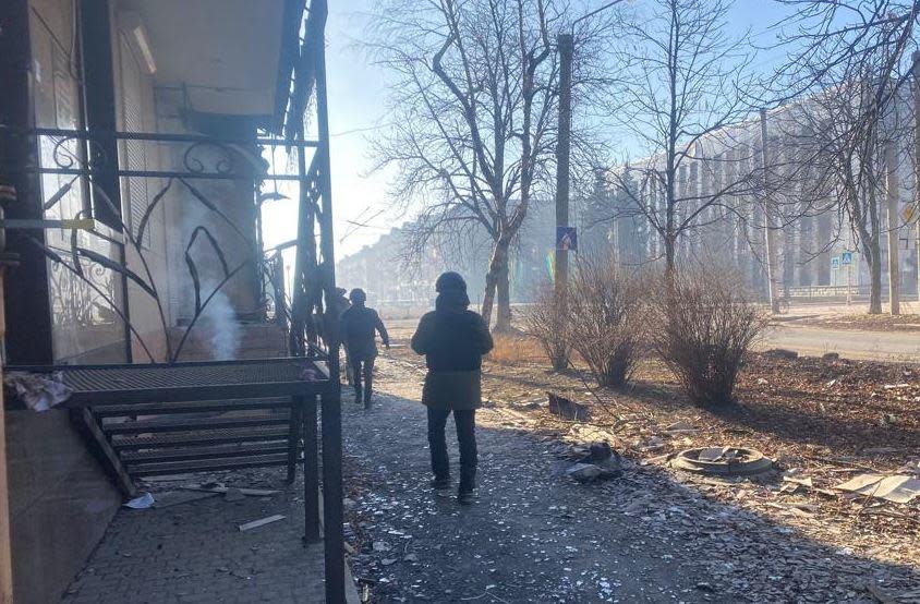 A CBS News team walks down a street strewn with debris in Bakhmut, eastern Ukraine, amid Russia's ongoing invasion, in late January 2023.   / Credit: CBS News